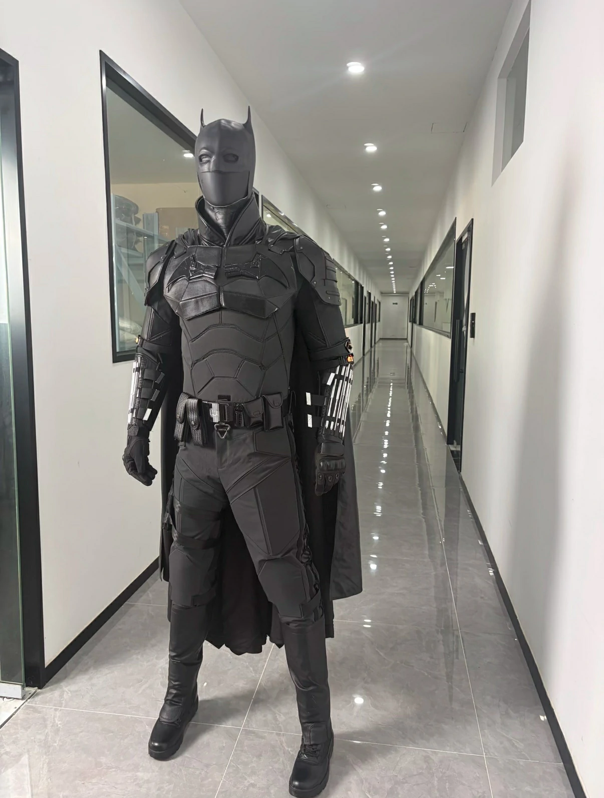 微信图片_20260718173354_6892_12 2022 Batsuit Bruce Cosplay Costume - Image 1